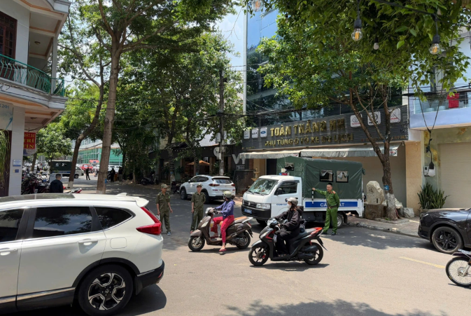Ảnh minh họa: Thanh niên cầ;m d;ao cố thủ trong quán cà phê gần 2 ngày là ai