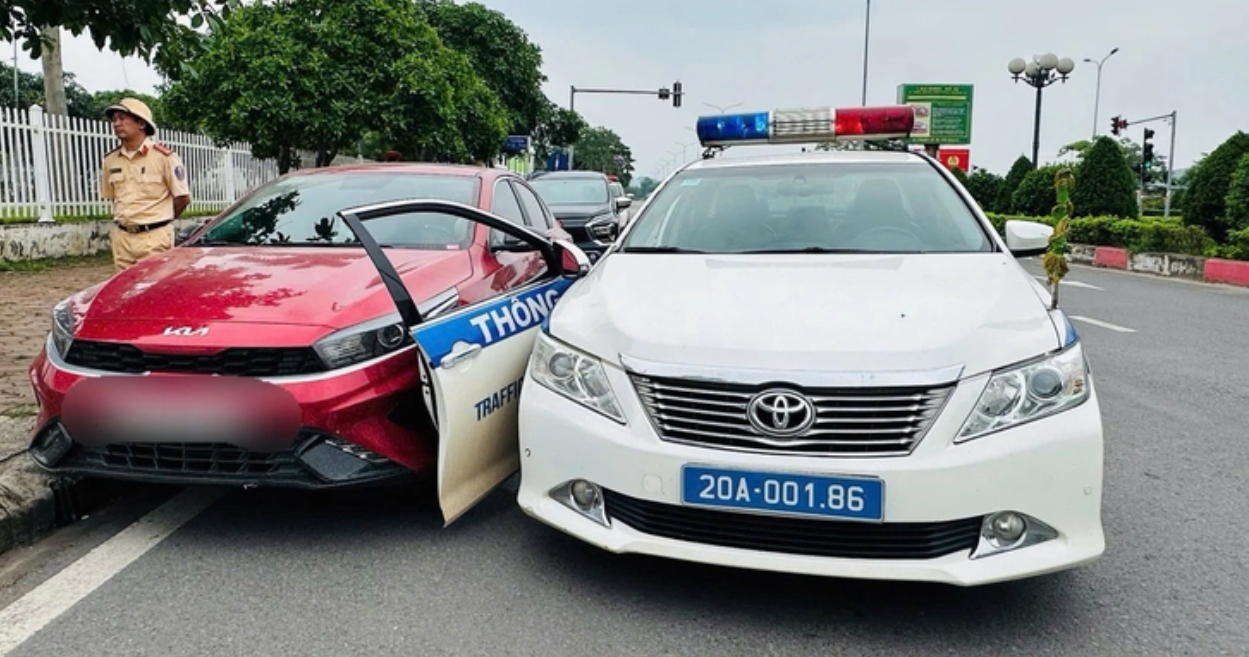 Ảnh minh họa: Vi phạm nồng độ cồn và chạy quá tốc độ, nam tài xế tông gãy