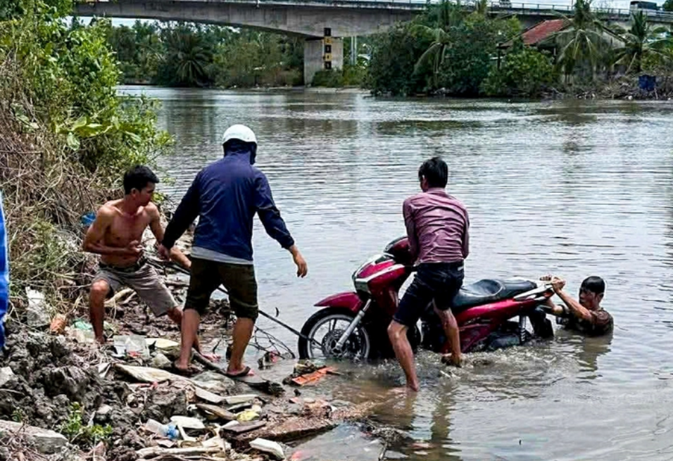 Ảnh minh họa: Phát hiện th;i th;ể nhân viên trường học trôi trên sông với nhiều v;ết thương